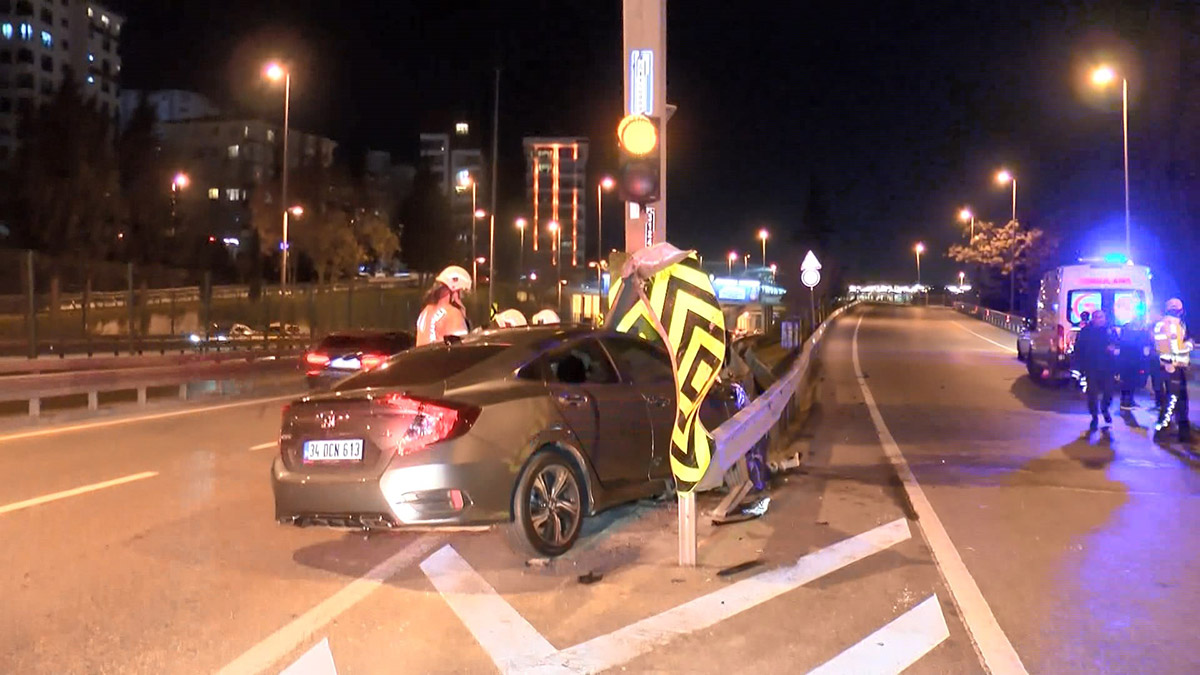 Kadıköy'de otomobil bariyerlere saplandı