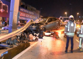Kadıköy'de otomobil bariyerlere saplandı