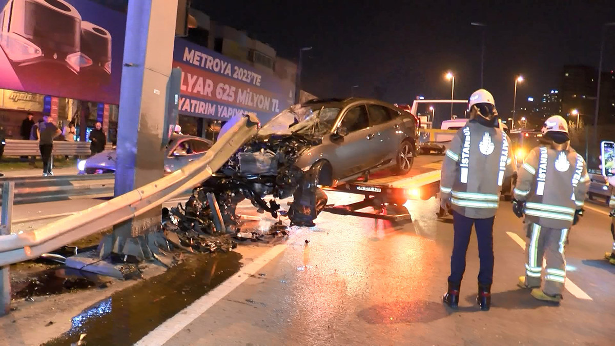 Kadıköy'de otomobil bariyerlere saplandı