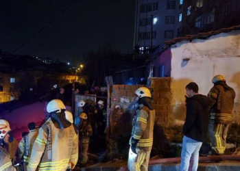 Kağıthane'de gecekondu alev alev yandı