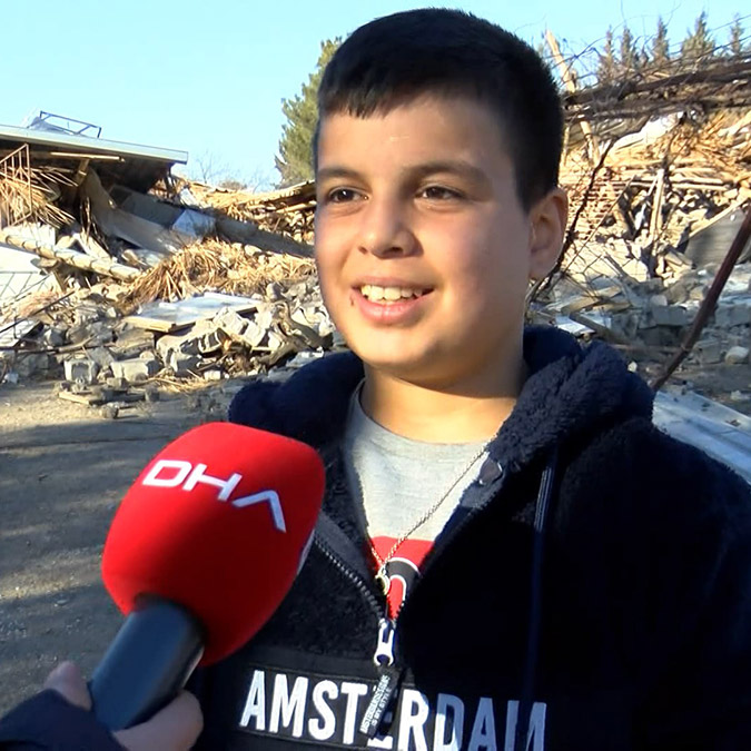 Enkazdan köpeği Alex yardımıyla çıktı