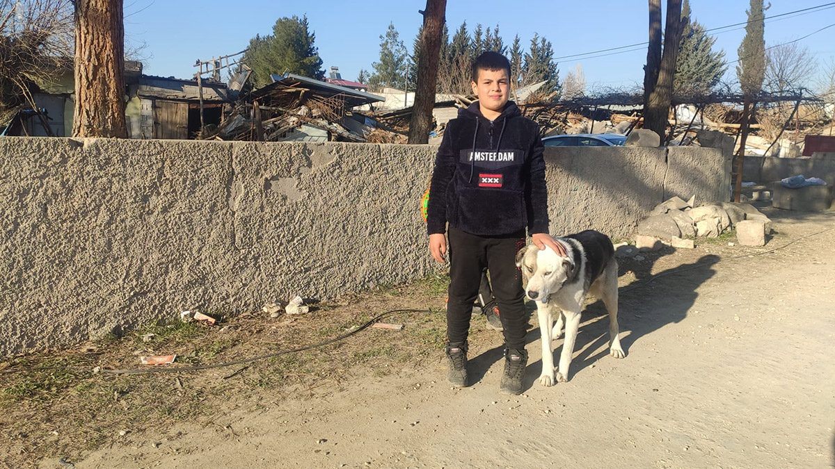 Enkazdan köpeği Alex yardımıyla çıktı