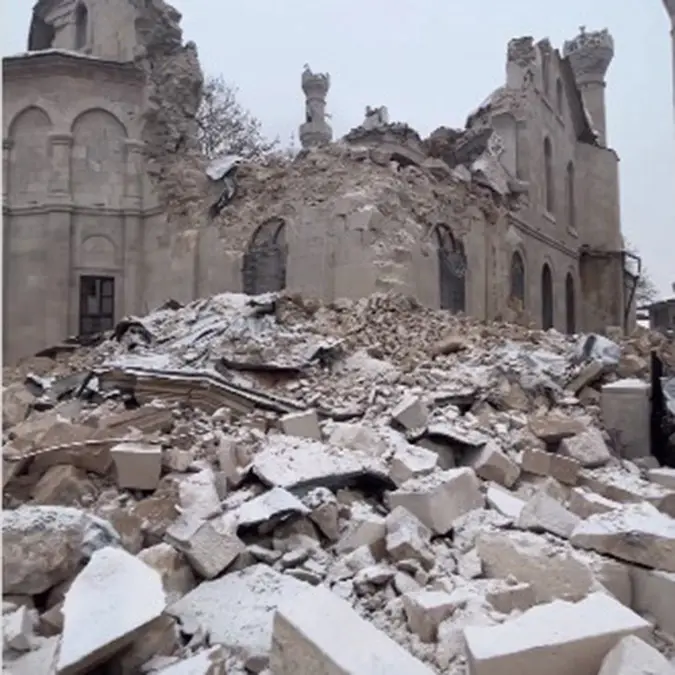 Depremde tarihi yeni cami de yıkıldı