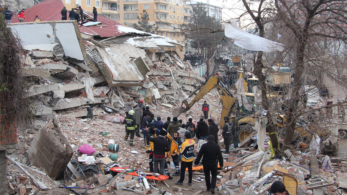 Depremde 3 bin 381 kişi hayatını kaybetti