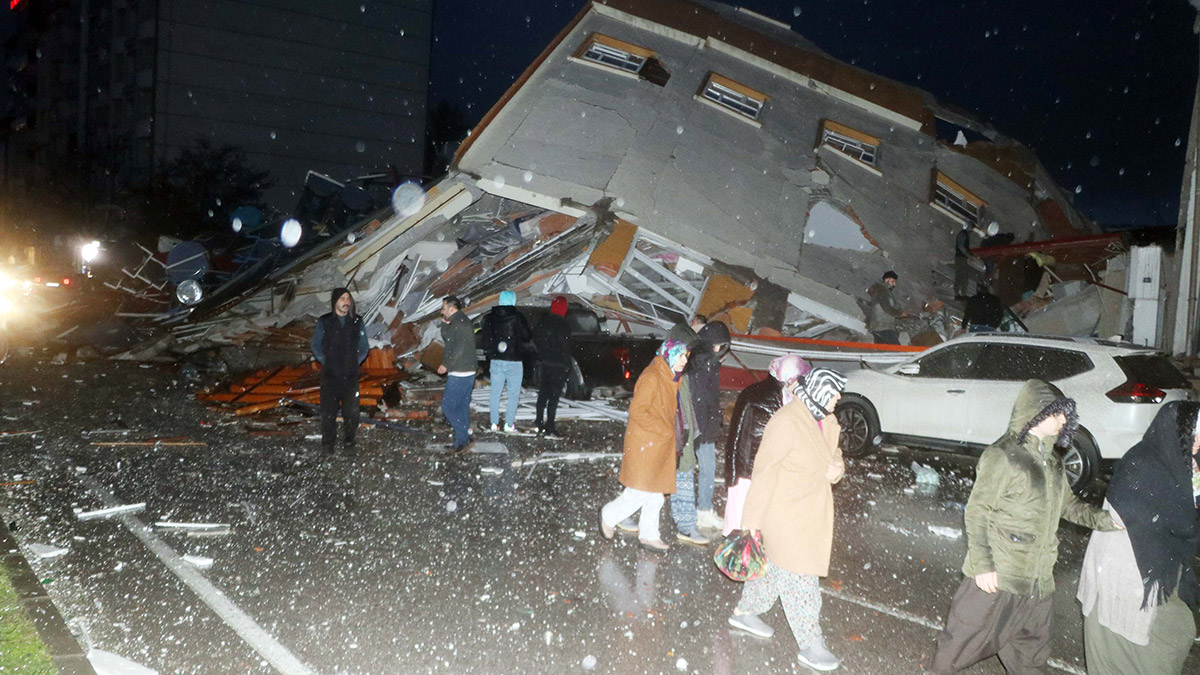 Ruhun kırıkları feryat feryat haykırıyor. Uykunun ortasında kimi bebek kimi genç kimi yaşlı. Farkında olmadan toprağa soğuğa ve çaresizliğe karışıyor. Yüksek tepelerin üstünde esen fırtınanın gözyaşları inletiyor fezayı. Dağların hıçkırıkları ovaların eyvahları uğulduyor yüreklerde.