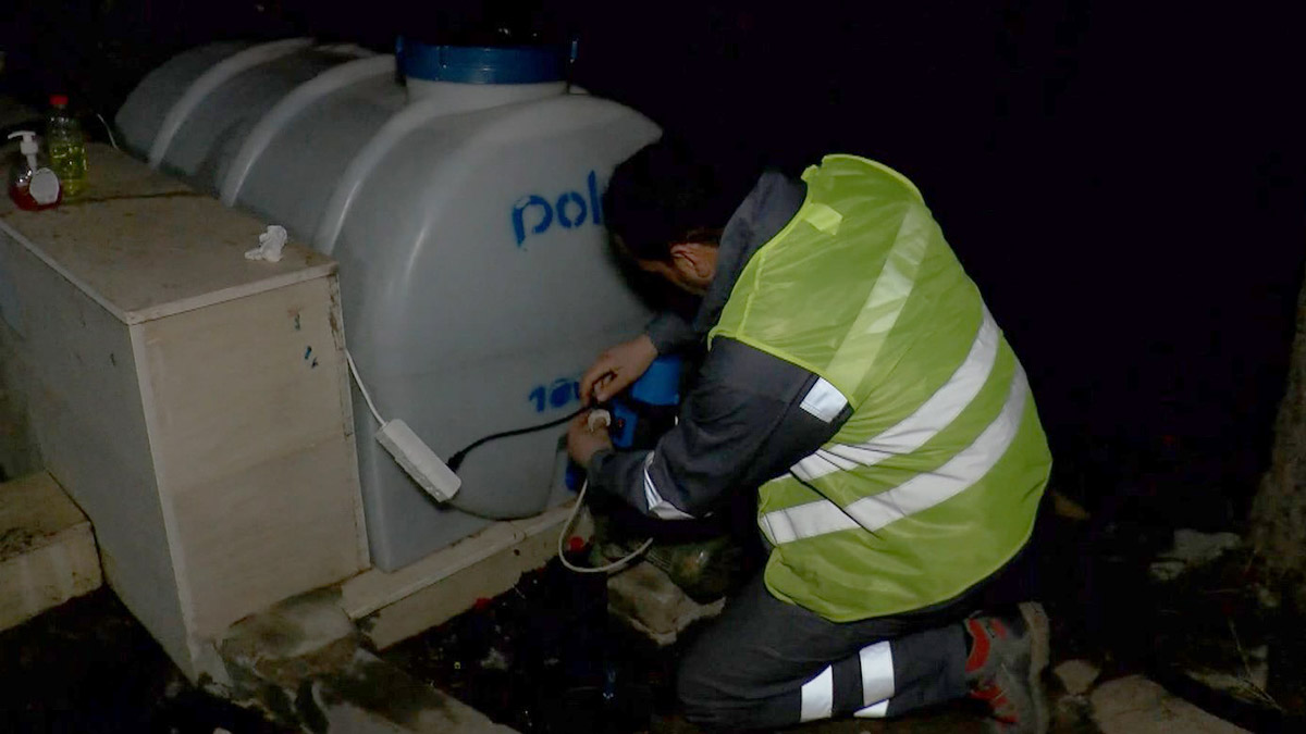 Gönüllüler günlerce susuz kalan köyde kuyu buldu