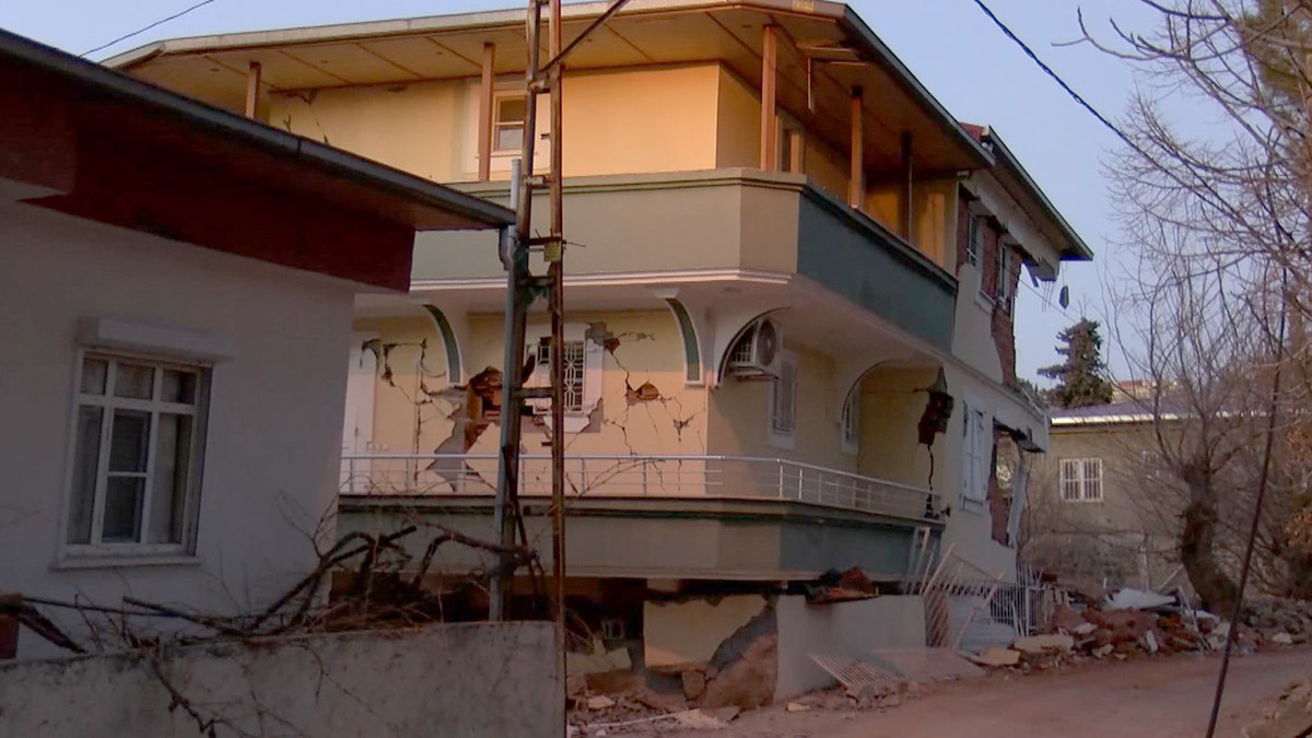 Nevşehir'den yola çıkan bir grup gönüllü, depremlerden etkilenen Kahramanmaraş'ın Dulkadiroğlu ilçesine bağlı Çiğli köyü için yardım faaliyetlerine katıldı. Gönüllüler depremden dolayı günlerce susuz kalan köyde kuyu buldu. 9 gündür su olmayan köyde su akışı sağlandı.