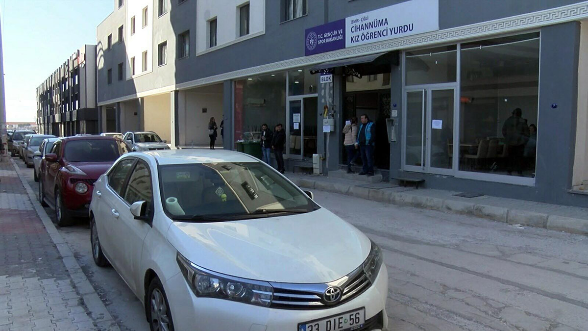 Kahramanmaraş'ta depremlerden kurtulup, ailesiyle birlikte geldikleri İzmir'de öğrenci yurduna yerleştirilen Raif Güven (57), "Kıyameti gözümüzle bu dünyada yaşadık. Kız kardeşim, teyzemin oğlu da olan eniştem, kayınvalidemi ve kayınpederim enkaz altında kaldı. Kayınpederimi kurtardık ancak diğerlerinin enkazdan cenazelerini çıkardık" dedi.