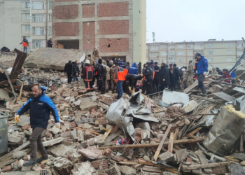 Elazığ'da boşaltılan bina depremde çöktü