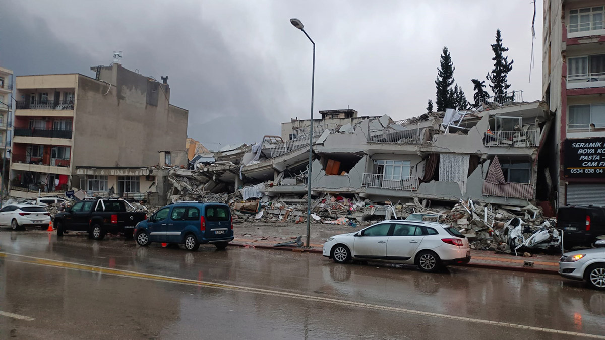 Hatay'da onlarca bina yıkıldı