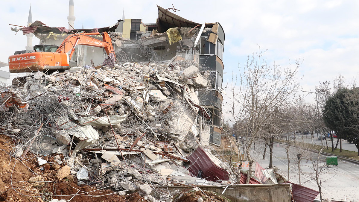 2 bin 412 binada acil yıkım kararı alındı