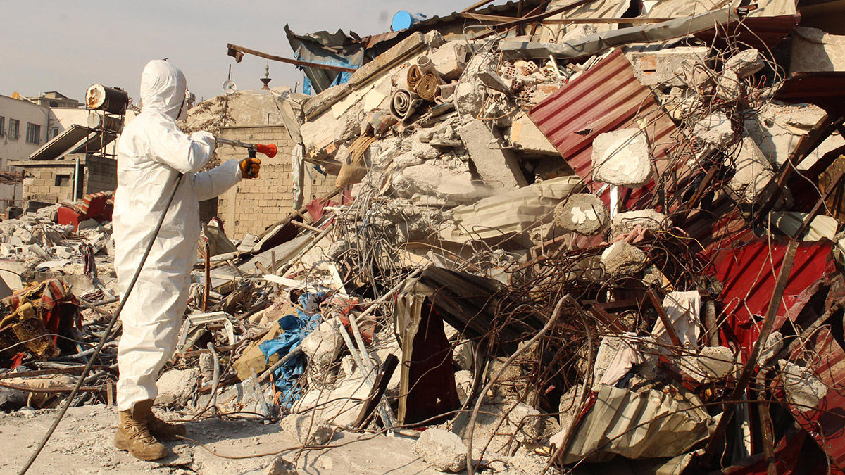Kahramanmaraş'ta enkaz alanları ilaçlandı