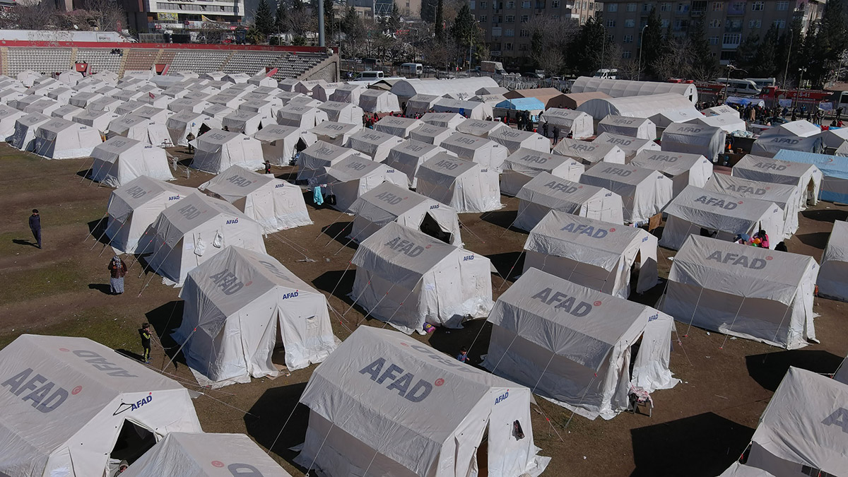Çadır kentte depremzedelerin yaraları sarılıyor