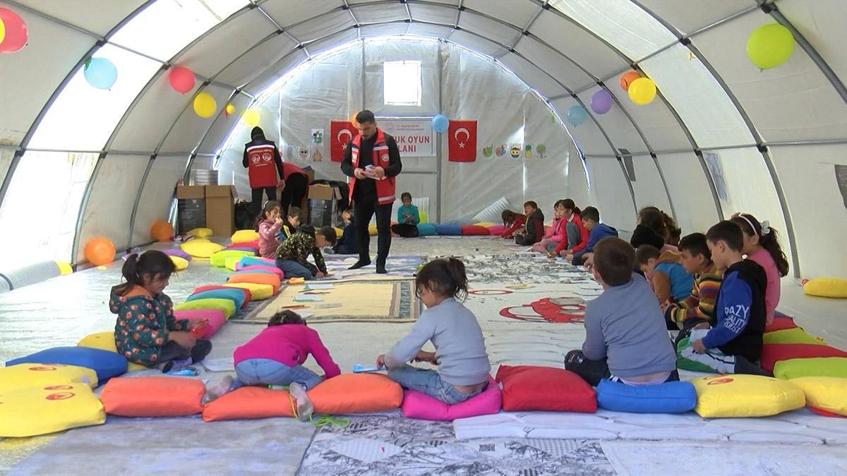 Kahramanmaraş 12 Şubat Stadyumu içine kurulan çadır kentte depremzedelerin yaraları sarılmaya devam ediyor.
