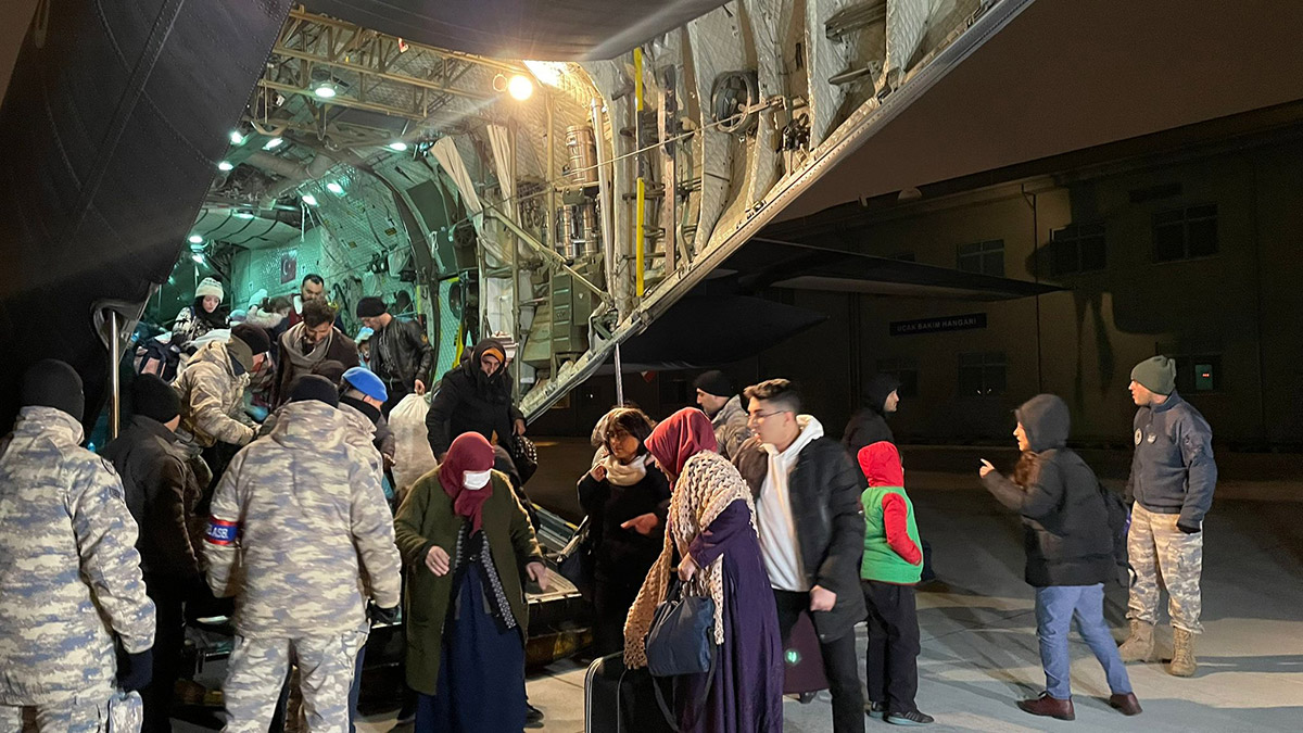 107 depremzede İstanbul'a getirildi