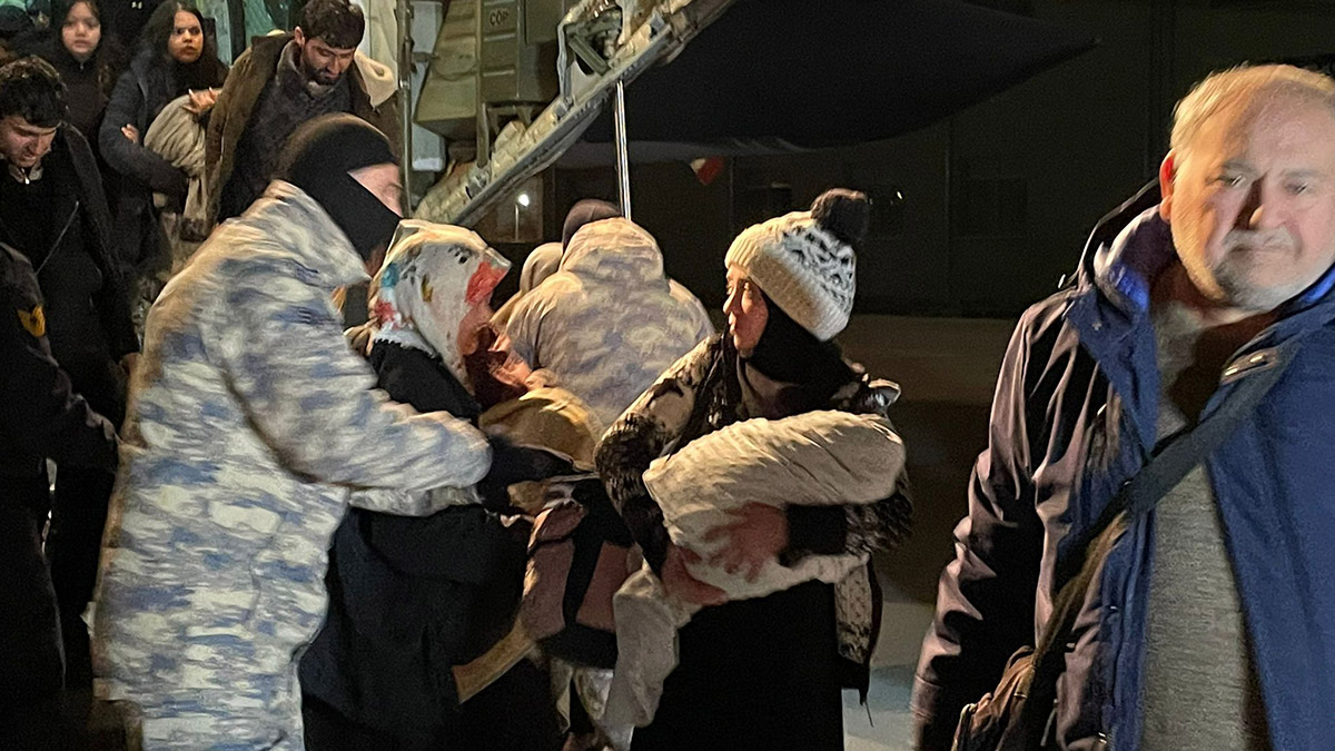 Askeri kargo uçağı 107 depremzedeyi İstanbul'a getirdi