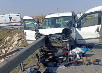Kamyonet bariyere saplandı 2 kişi hayatını kaybetti
