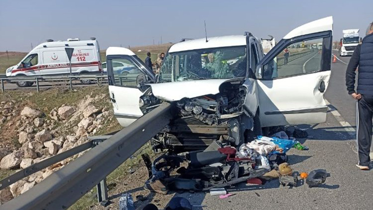 Kamyonet bariyere saplandı 2 kişi hayatını kaybetti