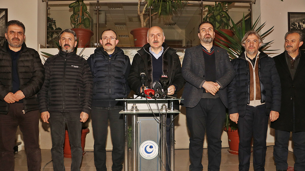 Enkaz altından canlı çıkardığımız vatandaşlarımız var