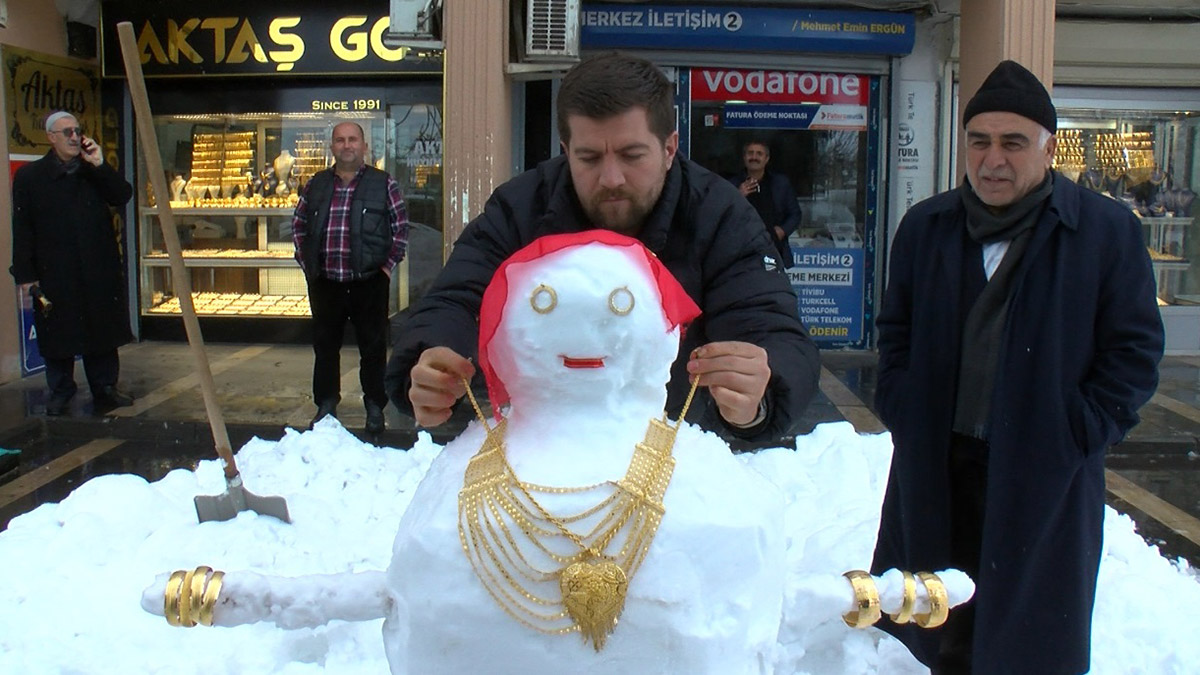 Kardan Gelin'e altın taktılar