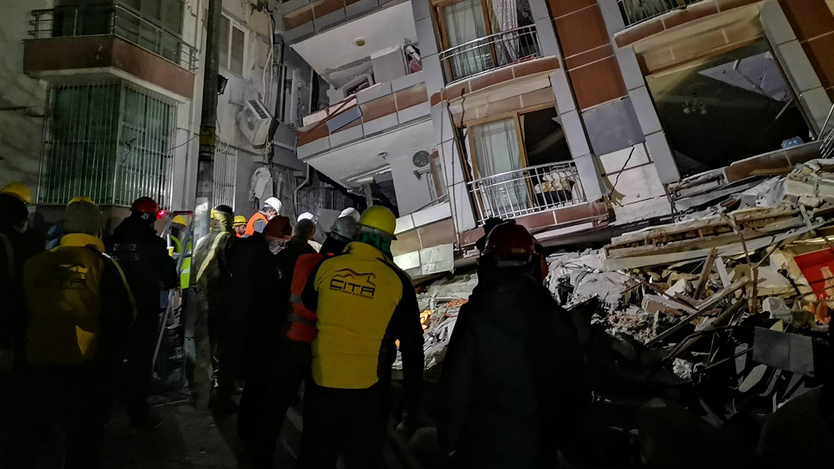 Artçı sarsıntılar devam ediyor, riskli binalardan uzak durun