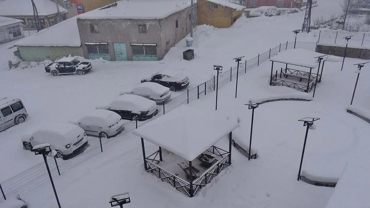 Yoğun kar yağışı ve buzlanma nedeniyle i̇stanbul'da yarın okullar tatil edildi.  