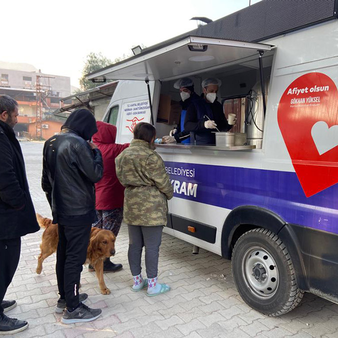 Kartal Belediyesi'nden depremzedelere sıcak yemek