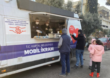 Kartal Belediyesi'nden depremzedelere sıcak yemek