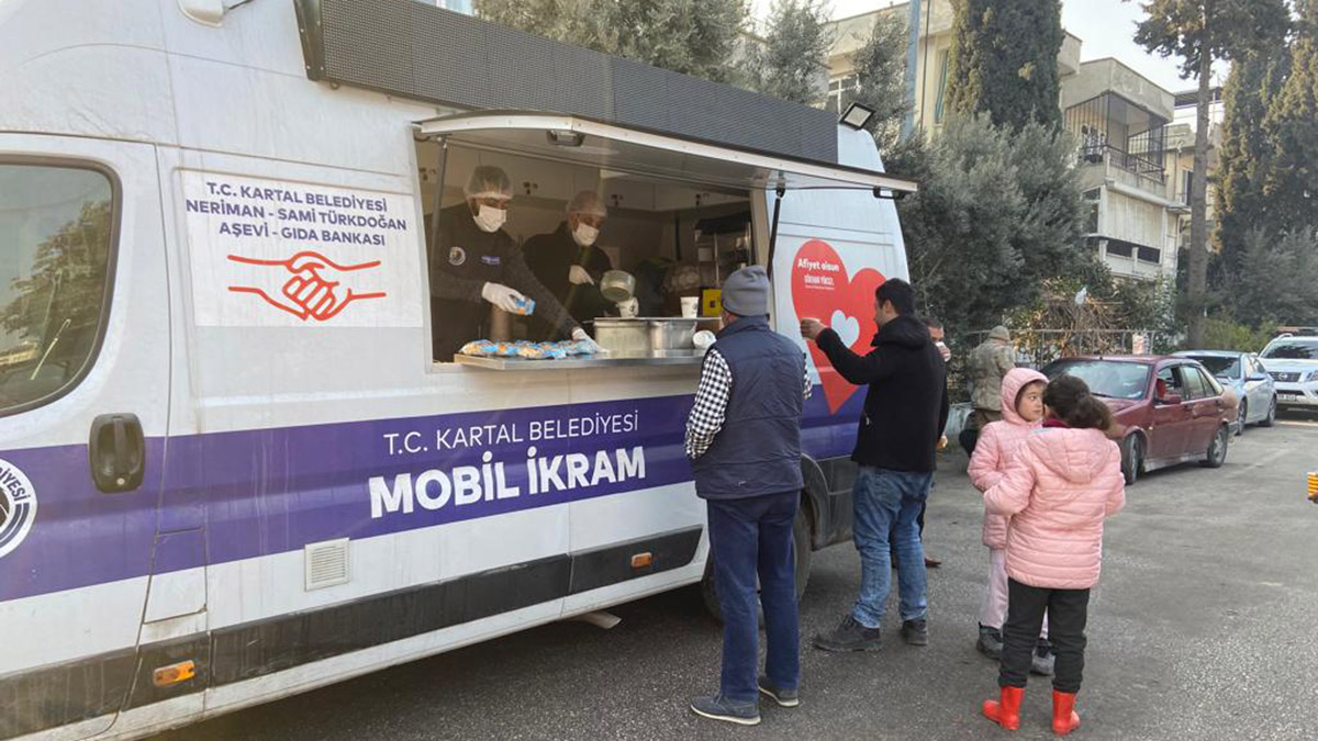 Kartal Belediyesi'nden depremzedelere sıcak yemek