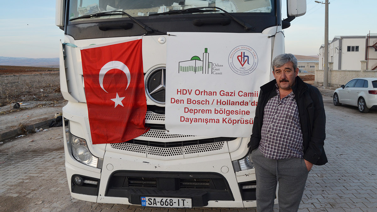 Aksaraylı gurbetçi Suat Baburcan (63), kendisine ait TIR ile Hollanda’dan Kahramanmaraş Elbistan'a yardım malzemesi getirdi.