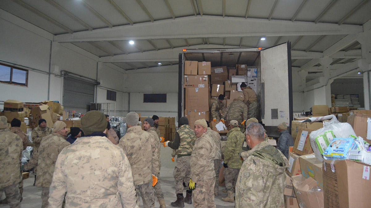 Hollanda'dan Elbistan'a yardım malzemesi getirdi