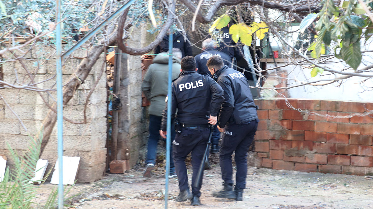 Evi yakacağını söyleyip kendini odaya kilitledi