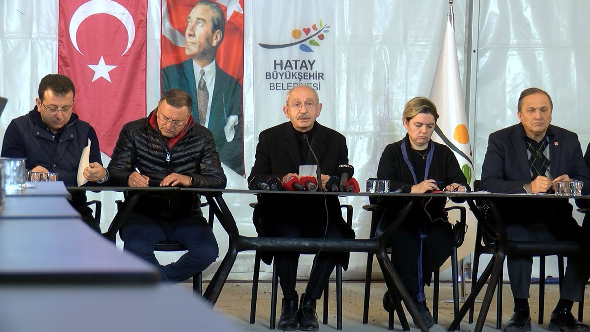Deprem bölgesi Hatay'da düzenlenen MYK Toplantısı'nda konuşan CHP Genel Başkanı Kemal Kılıçdaroğlu, "Son 10 aya bakın; neredeyse bütün televizyon kanallarında deprem uzmanlarının konuştuğunu görürsünüz, 'Önlem alın' diye hocaların yakardığını görürsünüz. Ne yapıldı? Bol miktarda imar affı çıkarıldı. İnsanların oturdukları konutu, insanlara mezar ettiler. Bir de üstüne para aldılar" dedi.
