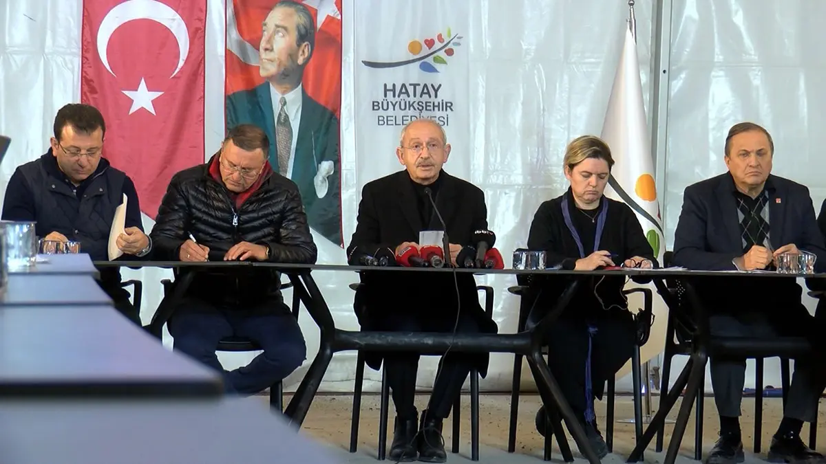 Deprem bölgesi hatay'da düzenlenen myk toplantısı'nda konuşan chp genel başkanı kemal kılıçdaroğlu, "son 10 aya bakın; neredeyse bütün televizyon kanallarında deprem uzmanlarının konuştuğunu görürsünüz, 'önlem alın' diye hocaların yakardığını görürsünüz. Ne yapıldı? Bol miktarda imar affı çıkarıldı. İnsanların oturdukları konutu, insanlara mezar ettiler. Bir de üstüne para aldılar" dedi.  