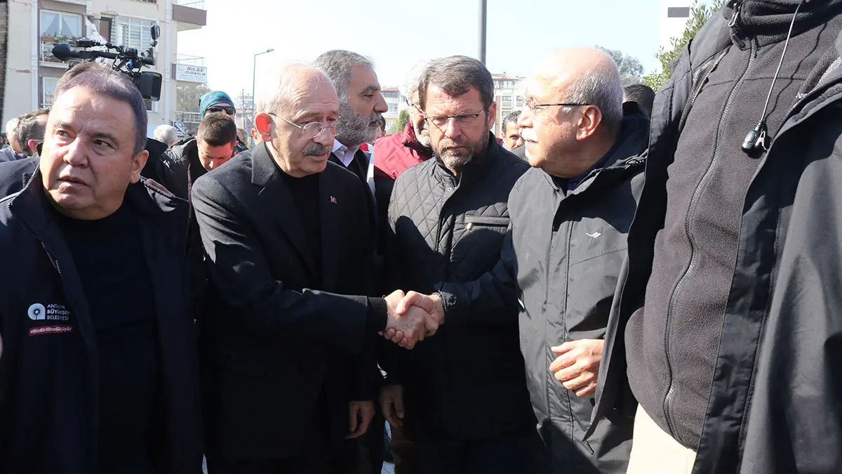 Hatay'da chp'li belediyelerin oluşturduğu koordinasyon merkezlerinde incelemelerde bulunan chp genel başkanı kemal kılıçdaroğlu, 