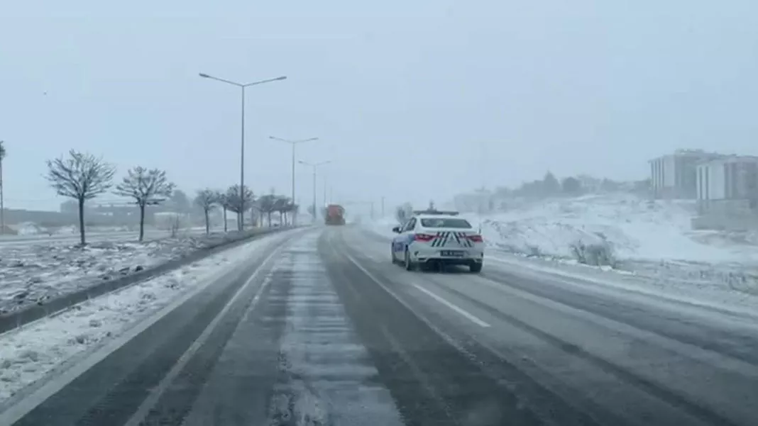 Kırıkkale-Kırşehir kara yolu ulaşıma kapandı