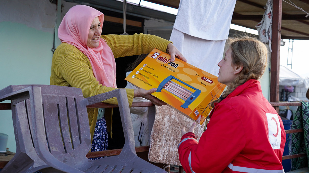 Kızılay'ın profesyonel ekipleri deprem bölgelerinde
