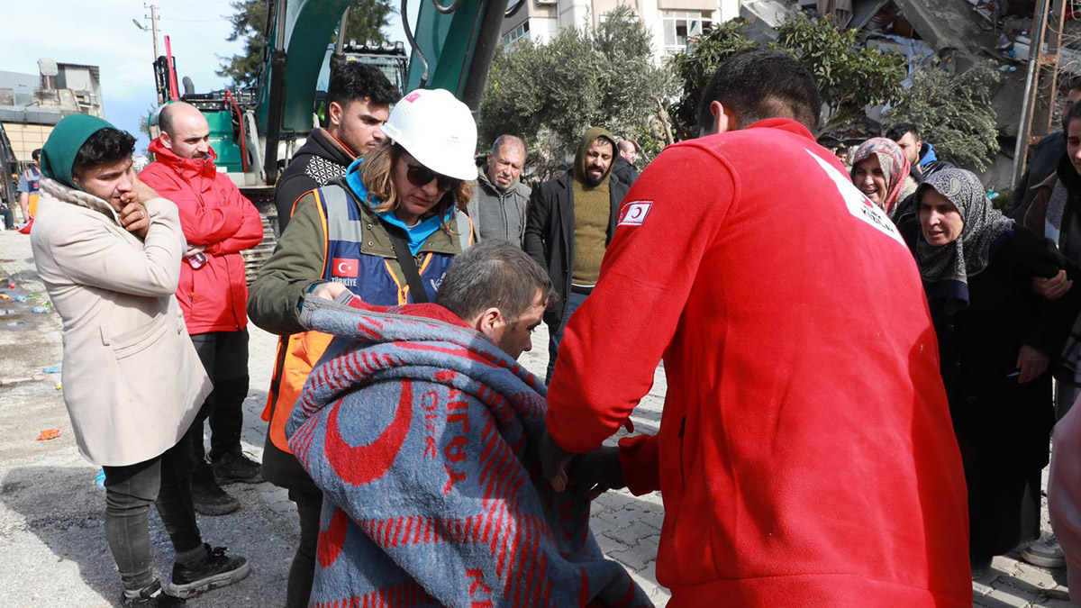 Kızılay deprem bölgesine intikal ettirdiği personel ve gönüllüleriyle yardım çalışmalarına devam ettiğini duyurdu. Psikososyal destek ekiplerini de sahaya yönlendiren Kızılay, barınma, beslenme ve kan sevkiyatını da devam ettirdiğini açıkladı.