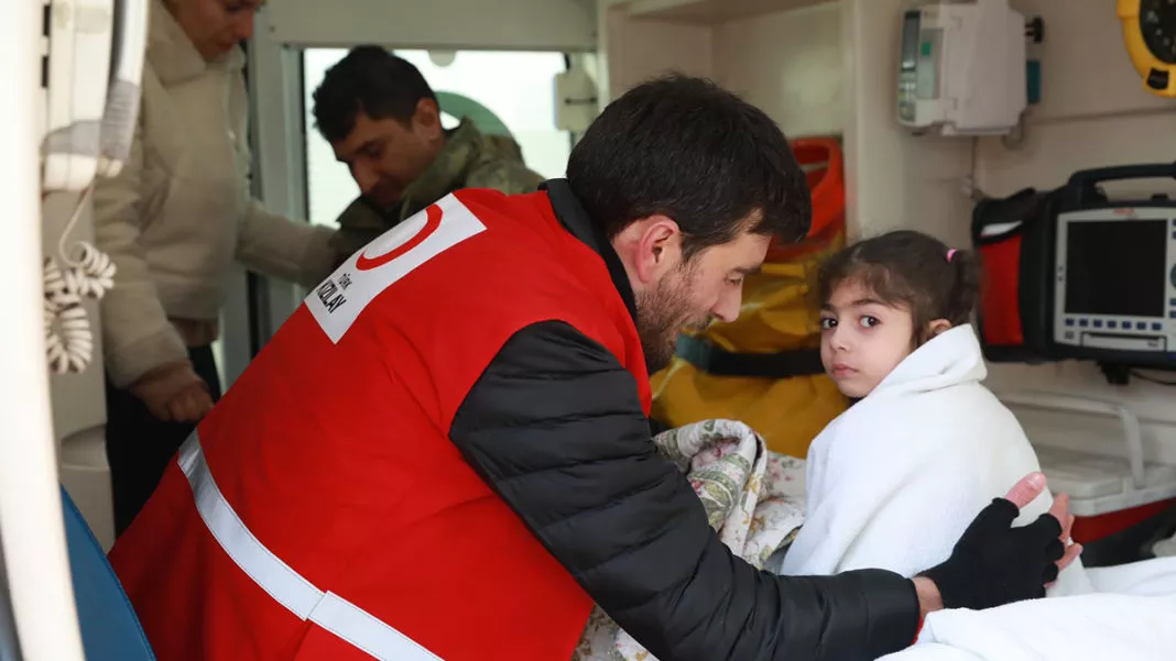 Kızılay deprem bölgesinde yardım çalışmalarını sürdürüyor