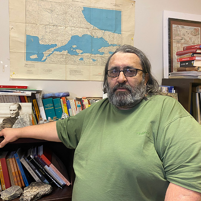 Kocaeli Üniversitesi Mühendislik Fakültesi Jeofizik Mühendisliği Bölümü'nden öğretim üyesi Dr. Metin Aşcı, Kahramanmaraş depreminde de görülen zemin sıvılaşması konusunda il genelinde analiz yaptıklarını belirtti.