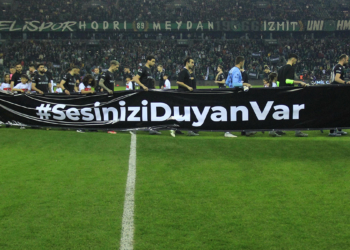 Kocaelispor ile Sakaryaspor taraftarları arasında kavga