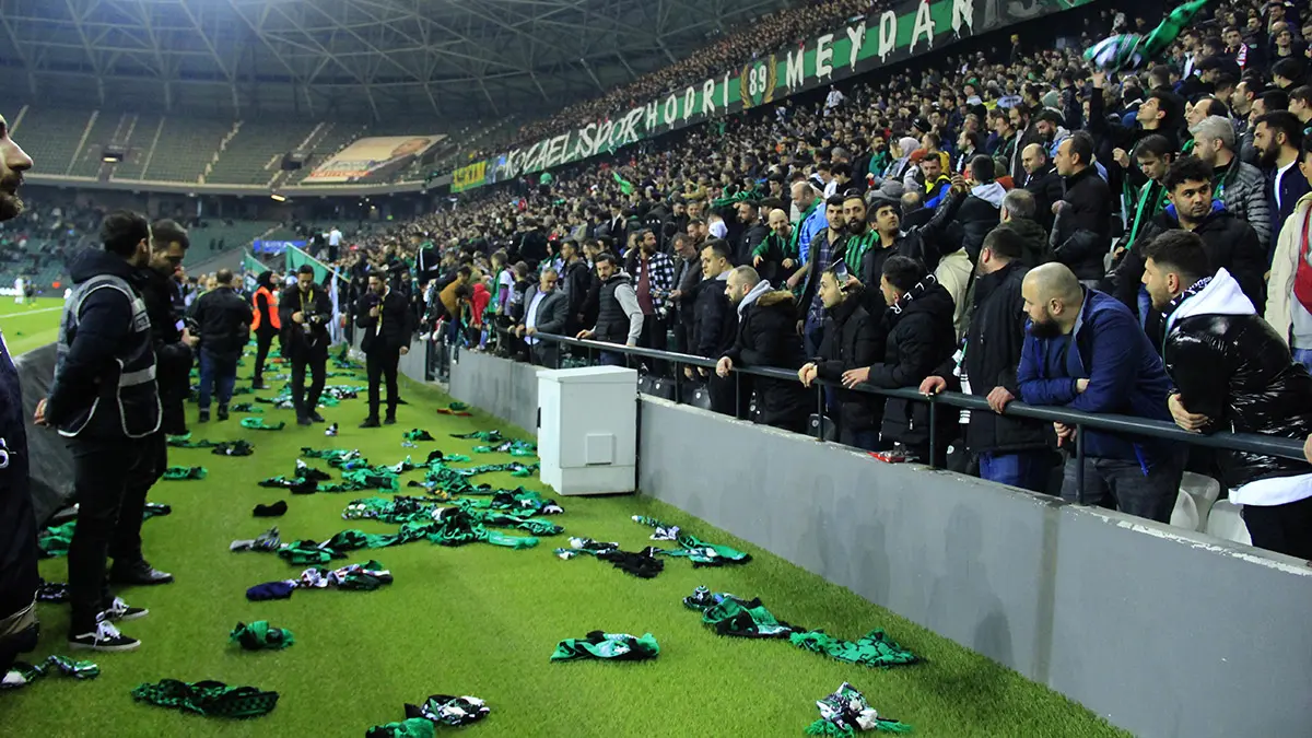 Kocaelispor ile sakaryaspor taraftarları arasında kavga çıktı, kavga sonrasında iki takım taraftarları arasında yaşanan arbedeyi polis güçlükle yatıştırdı.