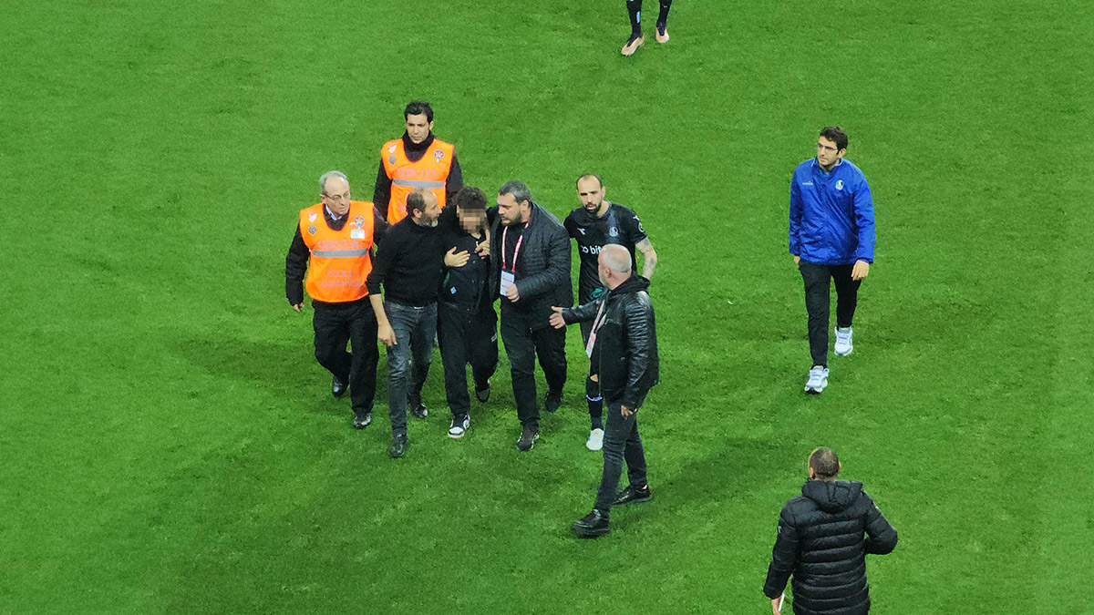 Sahaya atlayan taraftar özür diledi