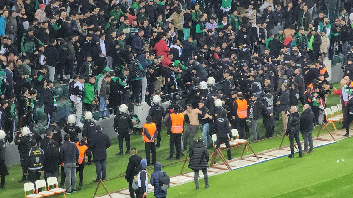 Sahaya atlayan taraftar özür diledi