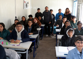 Konteyneri sınıfa çevirip ders vermeye başladılar