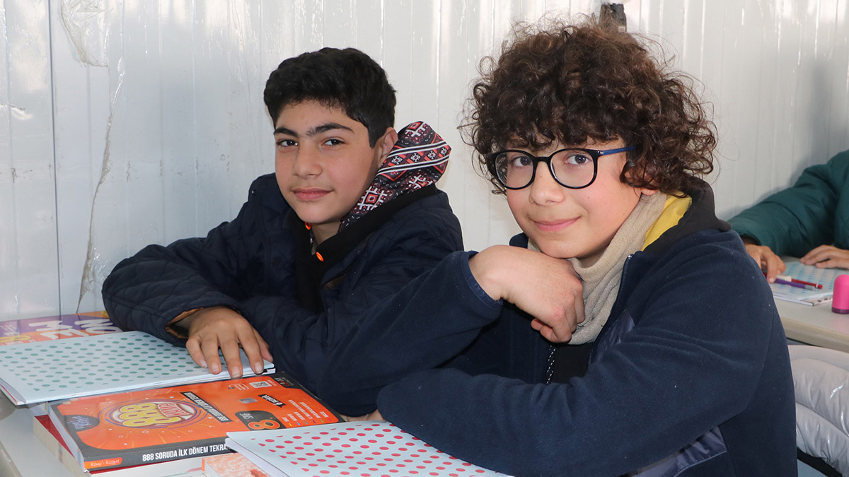 Hatay'ın Samandağ ilçesinde görevli öğretmen çift, konteyneri sınıfa çevirip, lise giriş sınavına hazırlanan öğrencilere ders vermeye başladı.