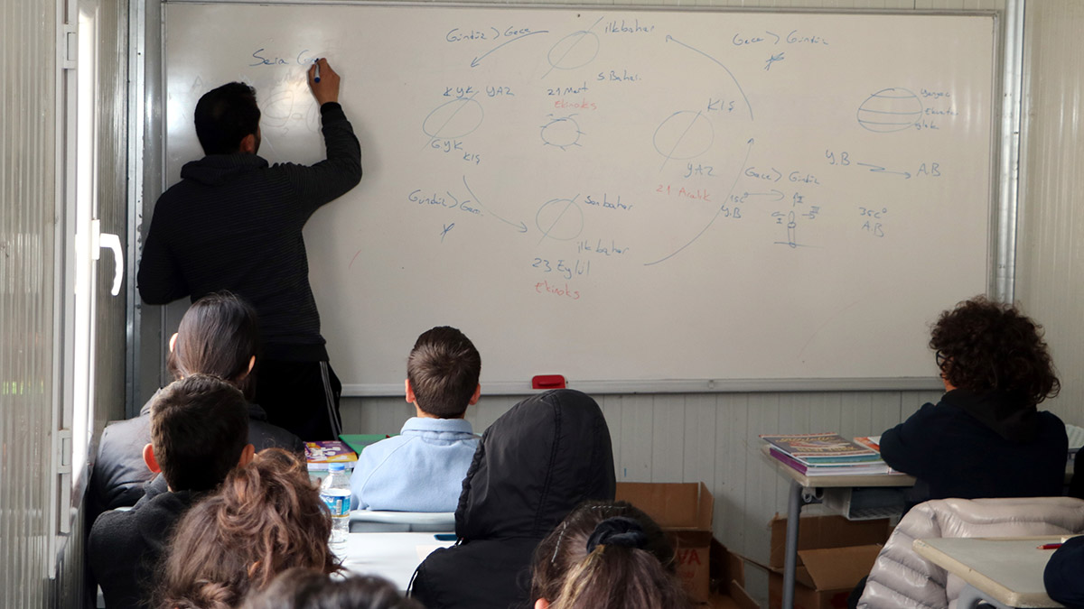 Konteyneri sınıfa çevirip ders vermeye başladılar