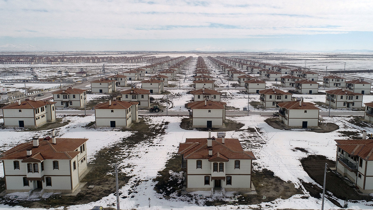 Konya'nın Hadim ilçesinde Bozkır Barajı nedeniyle su altında kalacak Dedemli Mahallesi sakinleri için yaptırılan 428 konuttan 72 hak sahibi, henüz oturmadıkları evlerini depremzedeler için açtı.