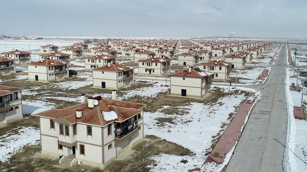 Evlerini depremzedeler için açtılar