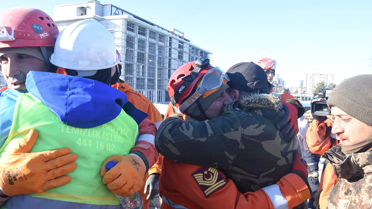 Malatya'da arama kurtarma çalışmasını sürdüren ekipler, eğitimli köpek 'köpük''ün tepki vermesinin ardından 6 katlı bir binanın birinci katında olduğu belirlenen meral nakır'a (60), 20 saatlik bir çalışma ile ulaşarak depremden 77 saat sonra canlı kurtarmayı başardı.